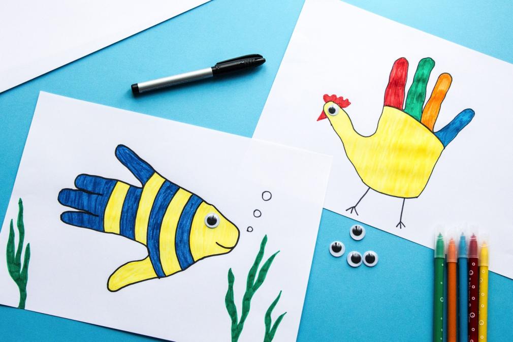 Desenhos de contorno com as crianças. 